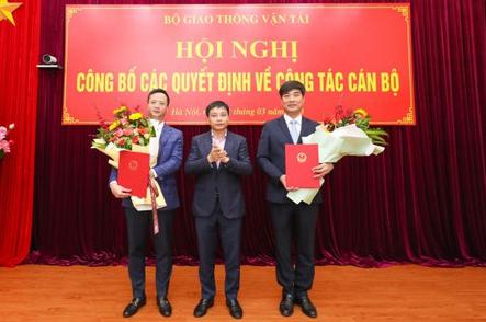 Bộ trưởng Nguyễn Văn Thắng trao quyết định điều động, bổ nhiệm đối với ông Nguyễn Trí Đức và ông Uông Việt Dũng (bìa trái)