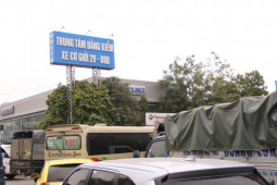 Thêm 1 trung tâm đăng kiểm ở Hà Nội bất ngờ bị khám xét khi đang chật kín xe xếp hàng chờ