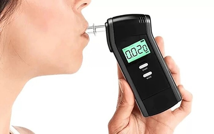 Trên thị trường xuất hiện nhiều máy đo nồng độ cồn với đủ xuất xứ. Ảnh TL