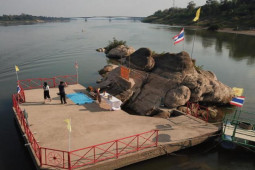 Thái Lan: Sông Mekong cạn nước để lộ ”dấu chân Đức Phật”