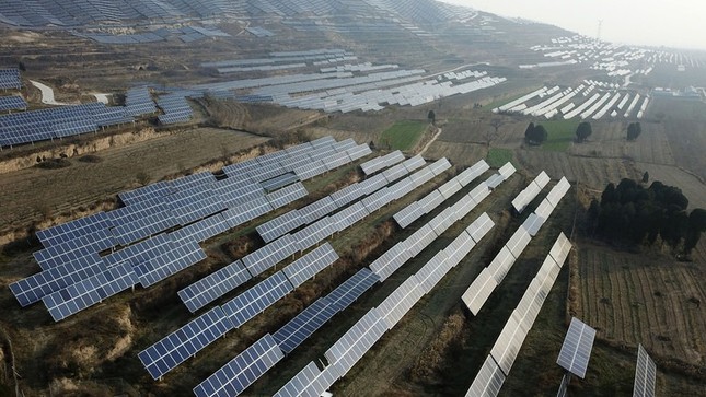 Tấm năng lượng mặt trời ở huyện Nhuế Thành thuộc tỉnh Sơn Tây, Trung Quốc, ngày 28/11/2019. Ảnh: AP