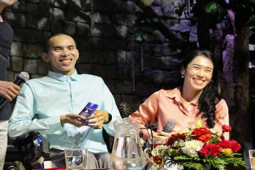 Tin tức trong ngày - Cảm phục chàng trai liệt tứ chi, viết sách bằng khớp nối một ngón tay