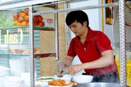 Đời sống Showbiz - Ưng Đại Vệ từ cát-xê “khủng” đến nợ tiền tỷ, phải bán bún riêu: Sự thật là gì?