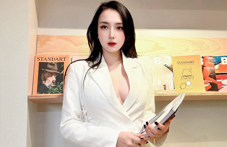 Sau khi kết hôn, người đẹp tự tiết chế lại hình ảnh của bản thân, vẫn quyến rũ nhưng trong chừng mực.
