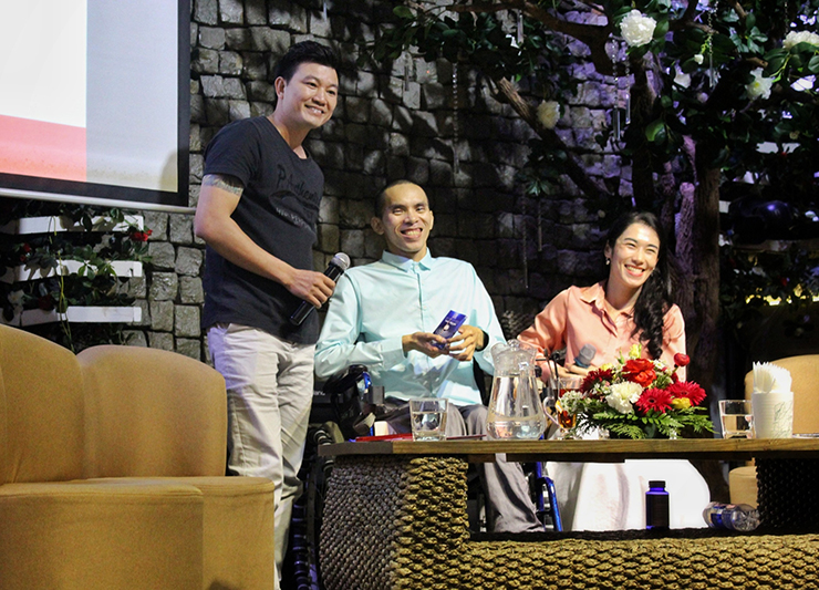 Anh Nguyễn Chánh Tín và chị Nguyễn Thuỷ Trúc tại buổi ra mắt sách