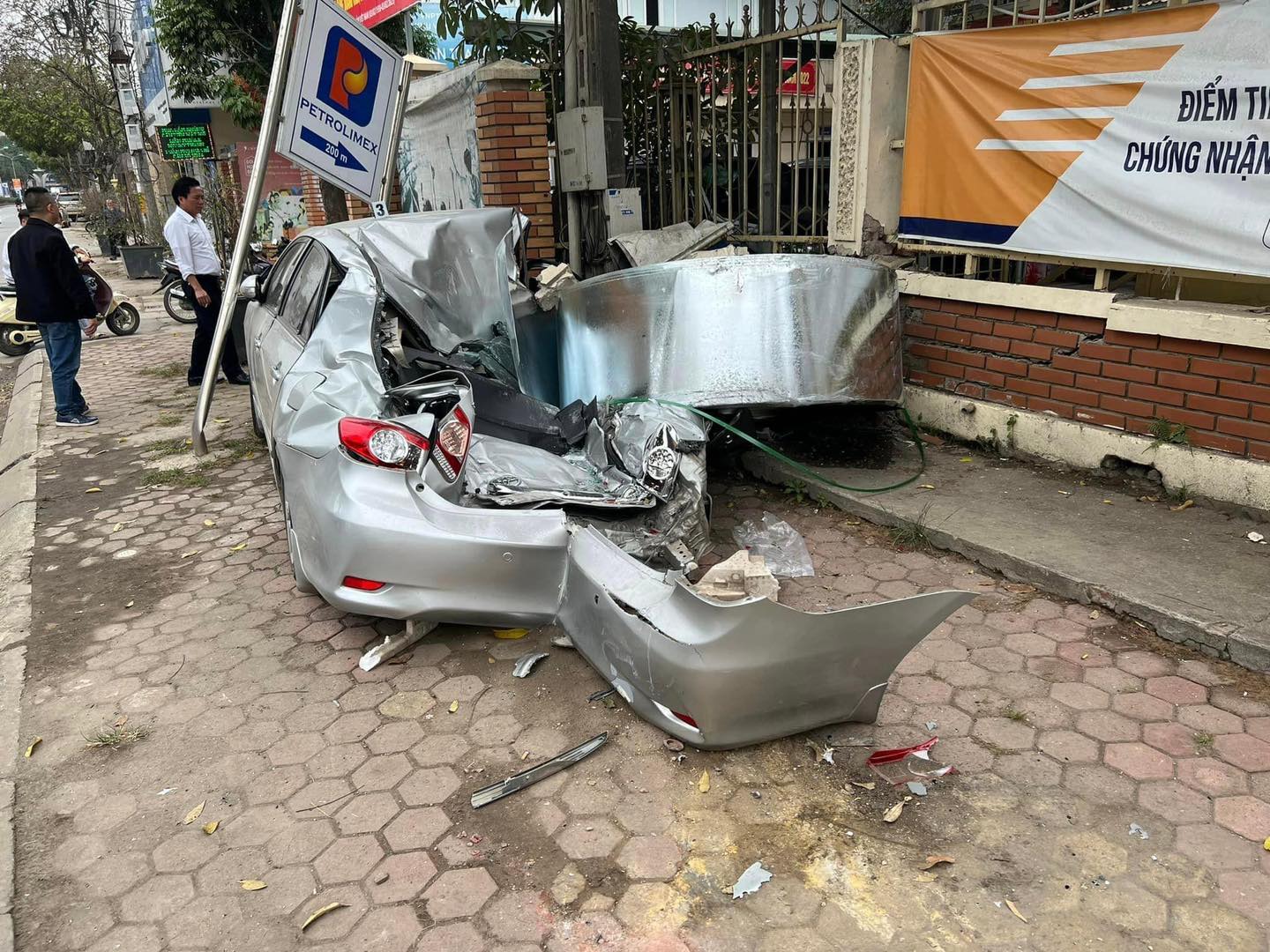 Ô tô con bị bẹp dúm