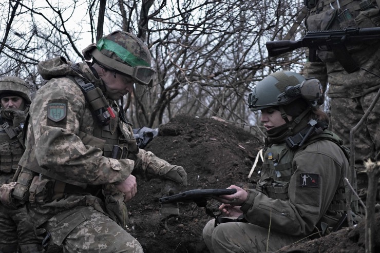 Binh sĩ Ukraine phòng thủ ở tiền tuyến gần Bakhmut.