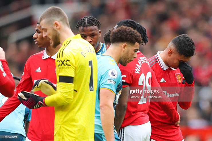 Casemiro gây ra rắc rối cho MU