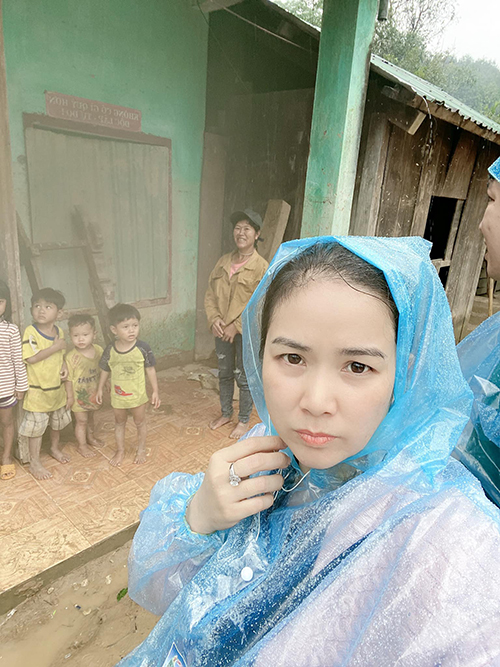 Nguyễn Thị Kiều Hương tham gia hỗ trợ bà con ở miền Trung bị bão lũ