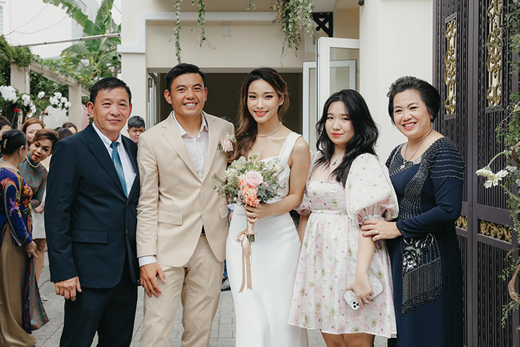 Hôn thê của Hoàng Nam, Huỳnh Ngọc Phương Trinh cao 1m75, được mệnh danh là “hot girl bóng rổ” khi cô từng là thành viên trong đội bóng sinh viên của một trường đại học quốc tế khá nổi tiếng ở TP.HCM. Hot girl này còn chơi tốt nhiều môn thể thao khác như bóng đá, bơi…Phương Trinh xuất hiện ở nhiều giải đấu trong nước và quốc tế để cổ vũ cho bạn trai.
