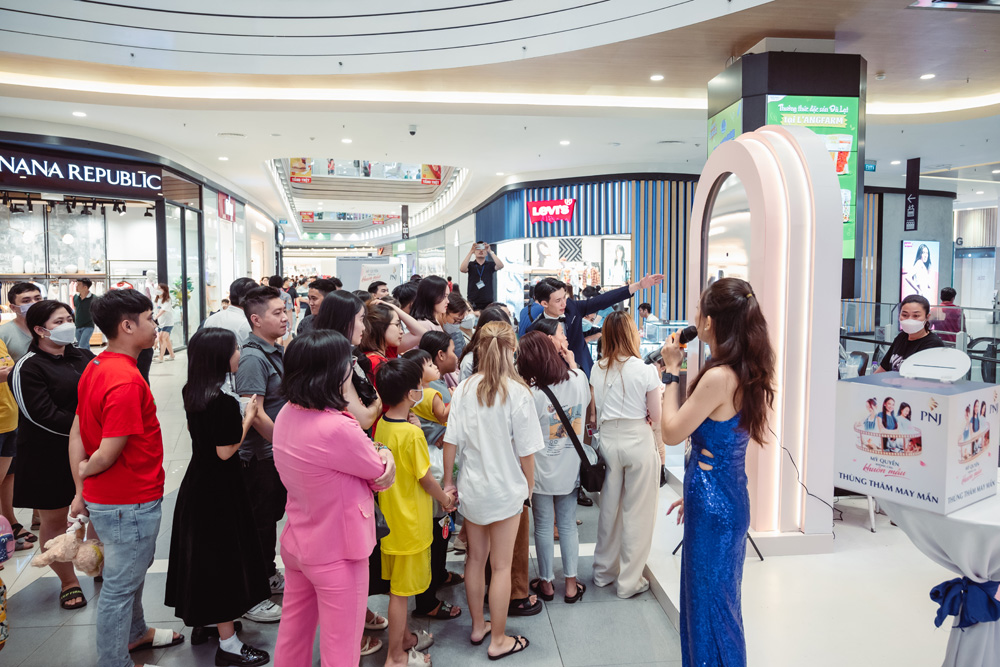 “Gương Cảm Ứng Đa Sắc” thu hút đông đảo khách hàng tham gia