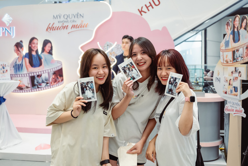 Hội chị em cùng lưu lại khoảnh khắc xinh đẹp cùng “Gương Cảm Ứng Đa Sắc” trong dịp đặc biệt này