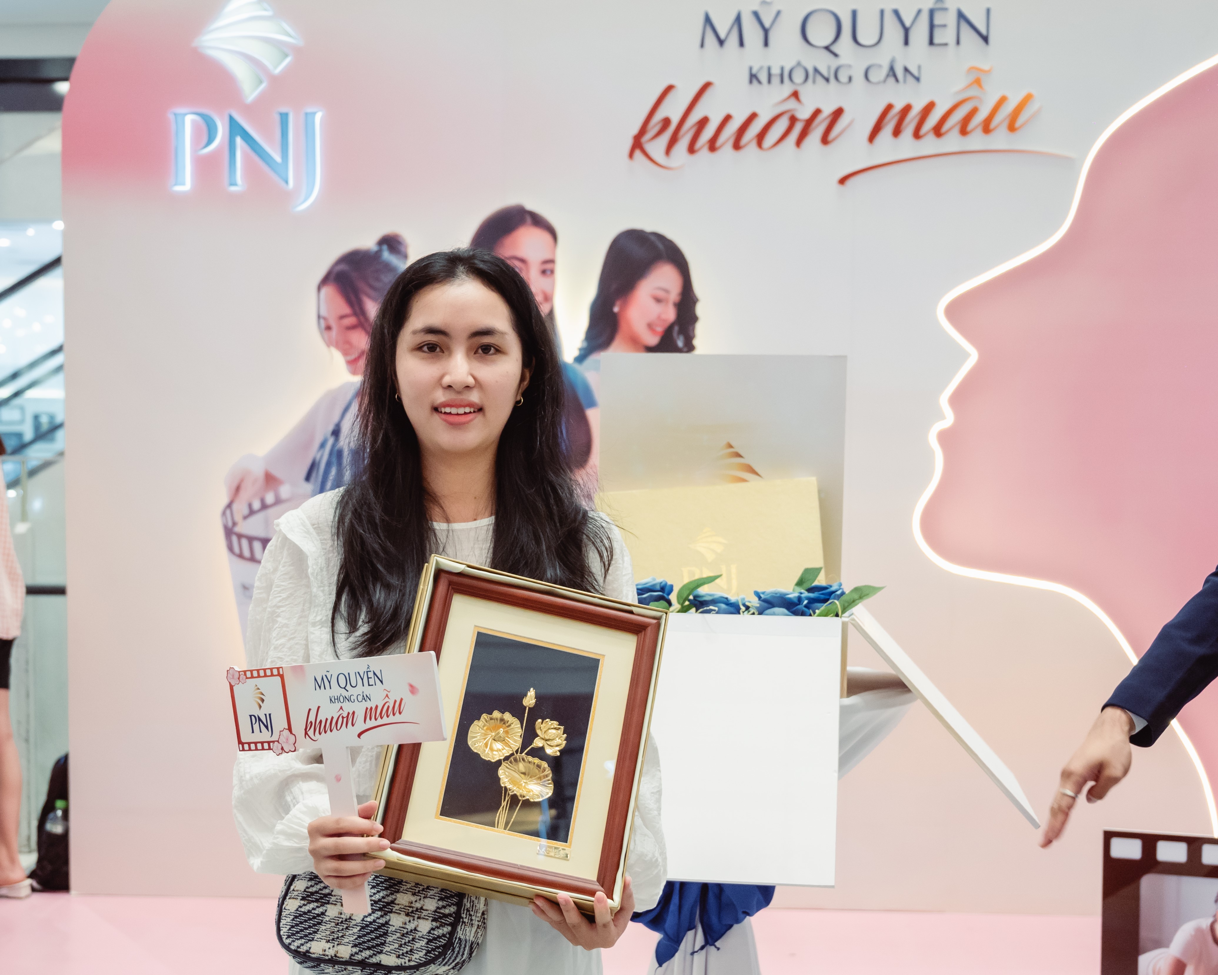 Hình ảnh khách hàng bất ngờ nhận quà đặc biệt từ chương trình trong khung giờ vàng