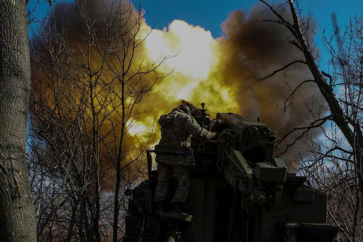 Binh sĩ Ukraine tấn công các vị trí của Nga tại TP Bakhmut, tỉnh Donetsk (Ukraine) vào ngày 12-3. Ảnh: REUTERS