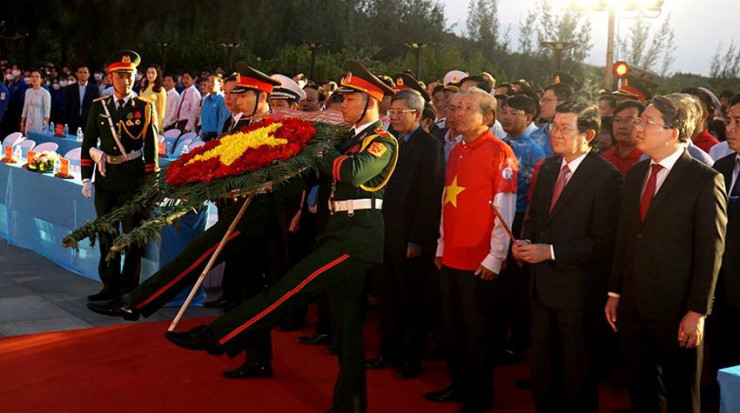 Các đồng chí nguyên lãnh đạo, các bộ, chiến sĩ, nhân dân dâng hoa tưởng niệm các liệt sĩ Gạc Ma tại xã Cam Hải Đông, huyện Cam Lâm, Khánh Hòa. Ảnh: HUỲNH HẢI