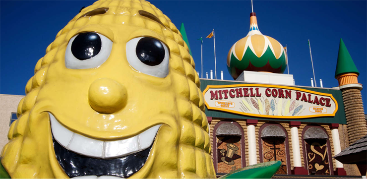 The Corn Palace - Nam Dakota, Mỹ: Cung điện ngô là một địa điểm du lịch nổi tiếng rất thu hút du khách được trang trí bằng nghệ thuật cây trồng. Các bức tranh tường và thiết kế bao phủ tòa nhà được làm từ ngô và các loại ngũ cốc khác.
