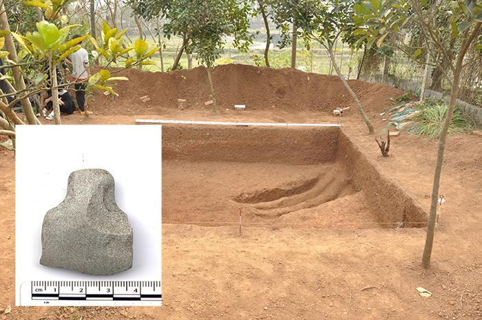 Hố khai quật di tích đồi Đồng Dâu tại thôn Đoài, thị trấn Tây Đằng (huyện Ba Vì, Hà Nội) và rìu đá thu được.