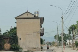 Tin tức trong ngày - Kỳ lạ ngôi nhà "mọc" giữa đường ở Quảng Ninh