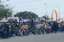 Tin tức trong ngày - Chính quyền nói gì về vụ người đẹp ngồi xe Jeep cắm cờ nước ngoài, tài xế mặc rằn ri?