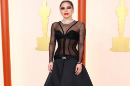 Thời trang - Lady Gaga sang trọng bất ngờ với váy Versace tại Oscar 2023
