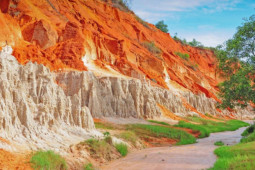 Du lịch - Kỳ lạ dưới đồi cát nóng bỏng có nguồn nước khổng lồ, tạo nên suối tiên