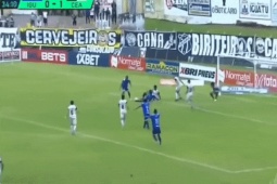 Phi thường - kỳ quặc - Video: Bị té ngã trong vòng cấm, cầu thủ ghi siêu phẩm khiến người xem ngỡ ngàng