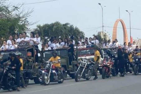 Chính quyền nói gì về vụ người đẹp ngồi xe Jeep cắm cờ nước ngoài, tài xế mặc rằn ri?