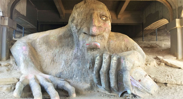 Fremont Troll - Washington, Mỹ: Điểm đến thu hút này bên dưới cầu Aurora trong khu phố Fremont, được tạo ra bởi một nhóm do nhà điêu khắc Steve Badanes đứng đầu. Tác phẩm điêu khắc, được xây dựng vào năm 1990 bằng thép và bê tông trông rất ấn tượng.
