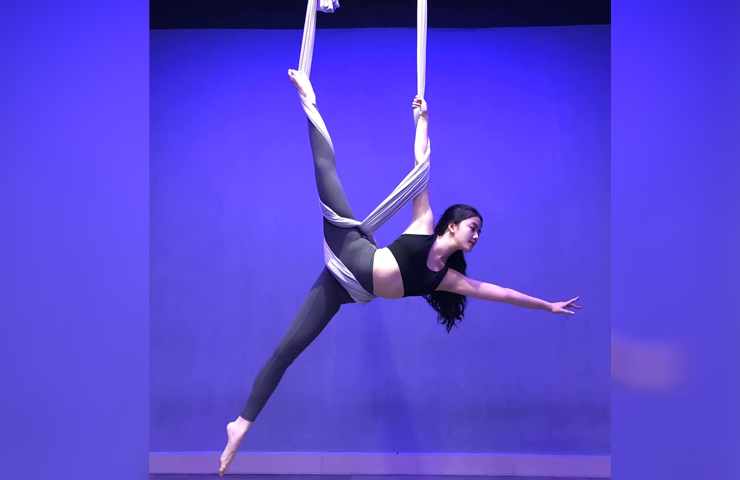 Để giữ gìn vóc dáng, Lan Phương kết thân với bộ môn yoga bay.
