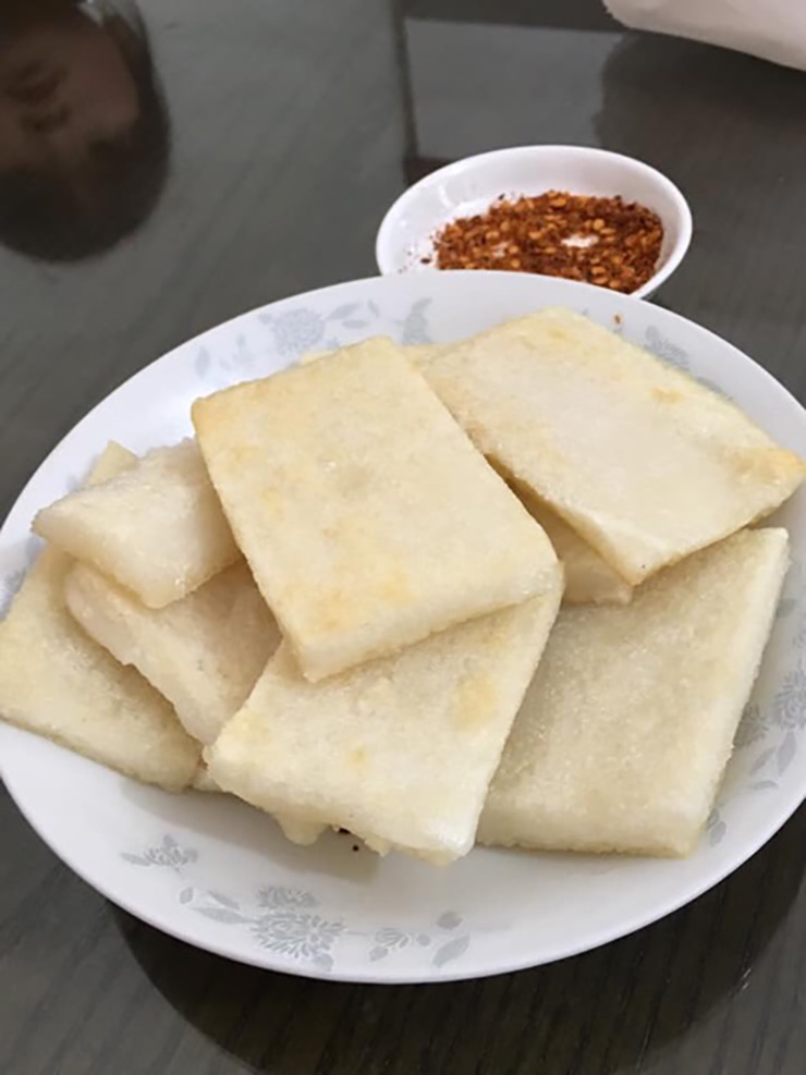 Sau khi mang về, người dân dùng bàn chải để cạo rêu. Đánh cho đến khi bánh trắng tinh như gạo thì dừng lại, bắt đầu thái sợi như thái su hào xào
