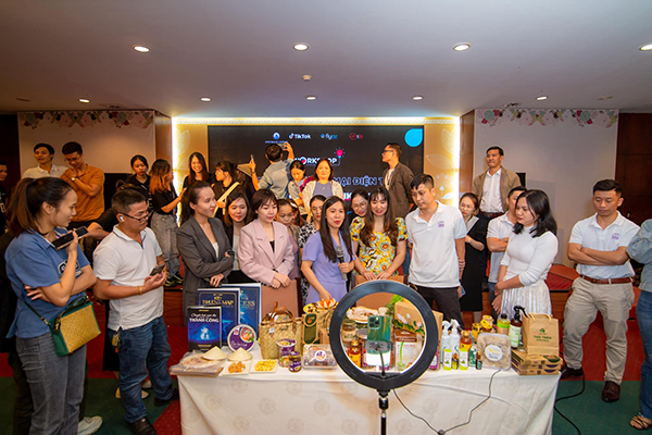 Chị Trần Phương Dung chia sẻ kinh nghiệm Livestream thực chiến cho các bạn trẻ, Sellers tại Huế.