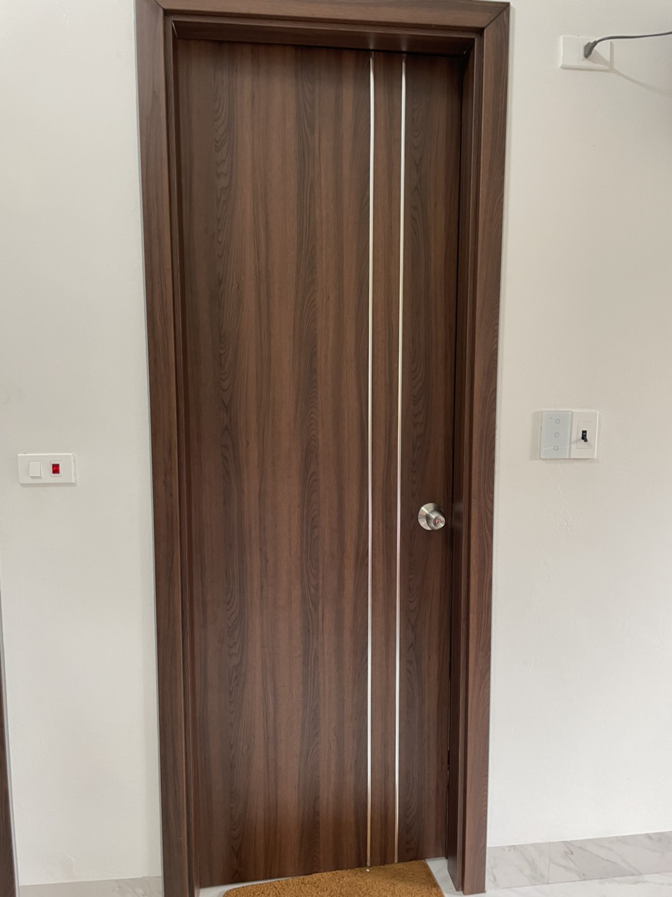 Cửa Composite vân gỗ bị xệ do đâu? Cách khắc phục hiệu quả? - 1