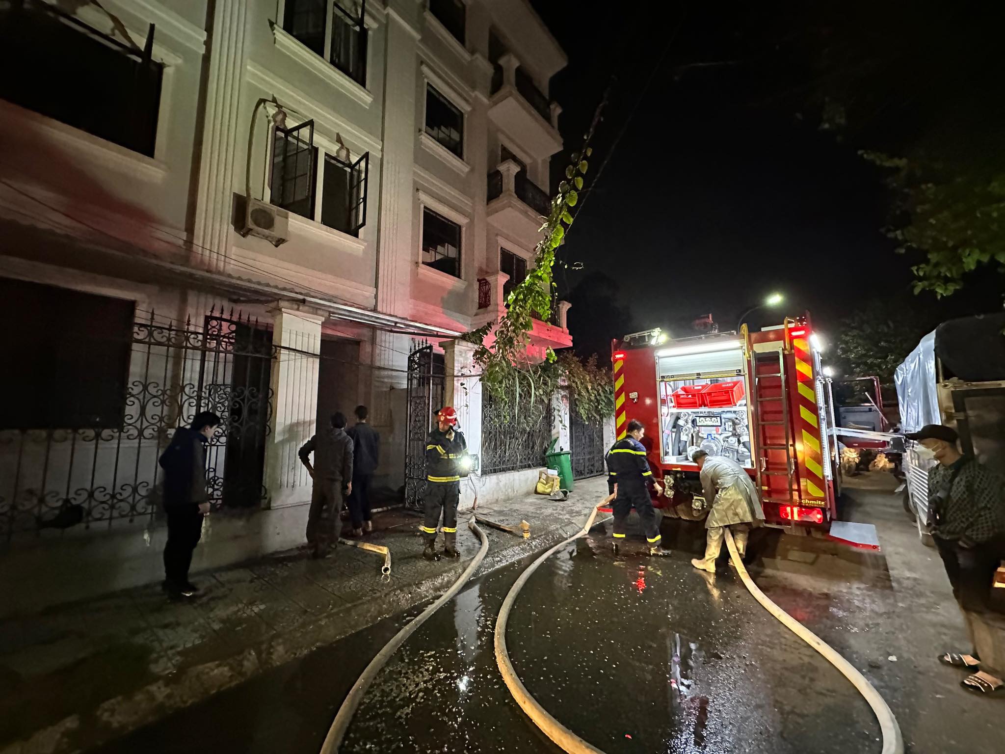 HN: Cháy nhà ở khu đô thị Đại Kim, cảnh sát cứu 5 người thoát nạn - 2