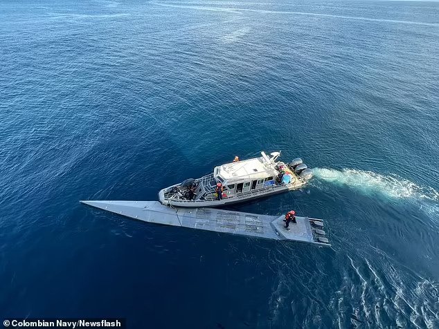 Tàu ngầm chở ma túy bị bắt giữ ngoài khơi Colombia (ảnh: Daily Mail)