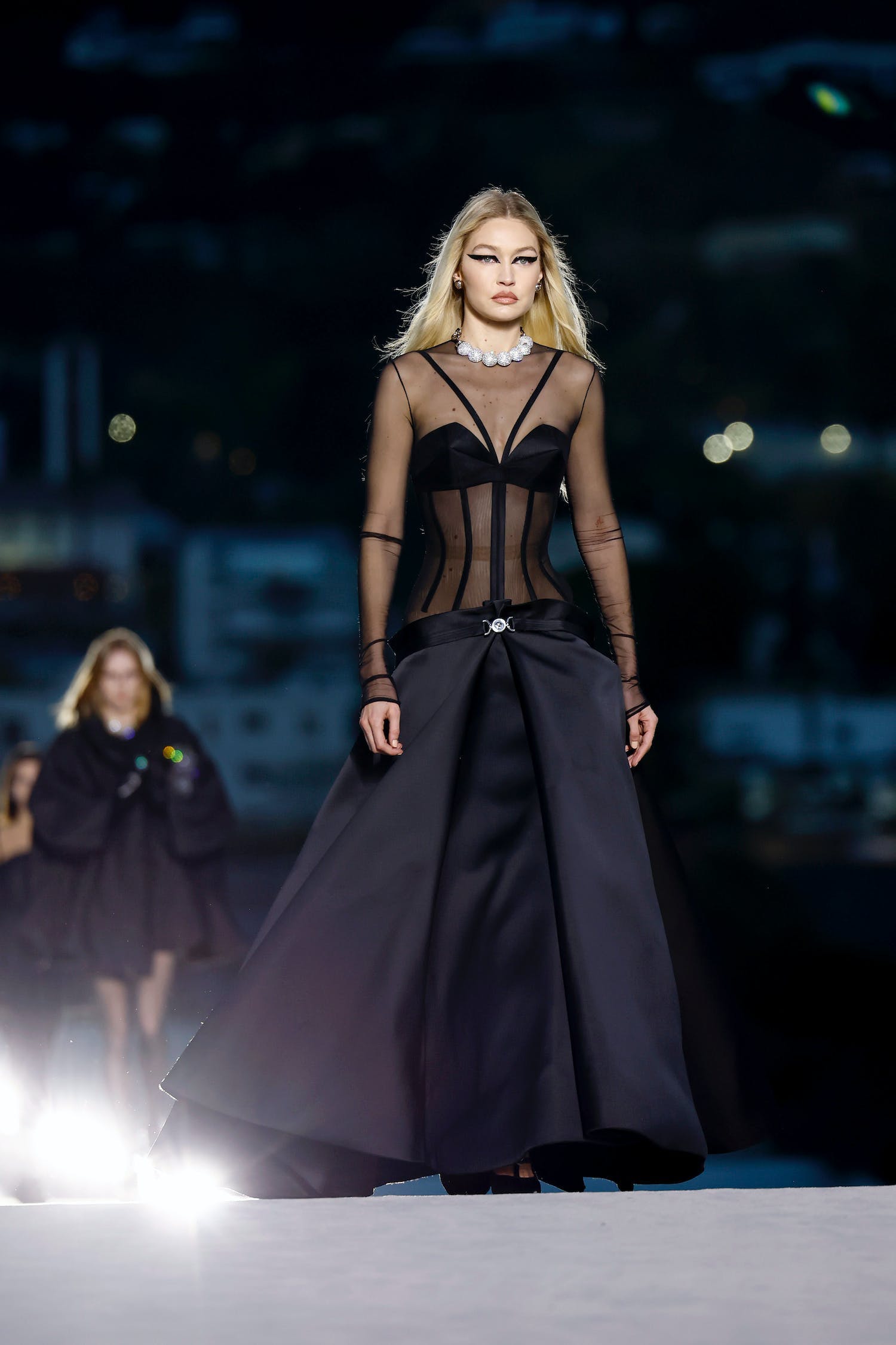 Lady Gaga sang trọng bất ngờ với váy Versace tại Oscar 2023 - 2