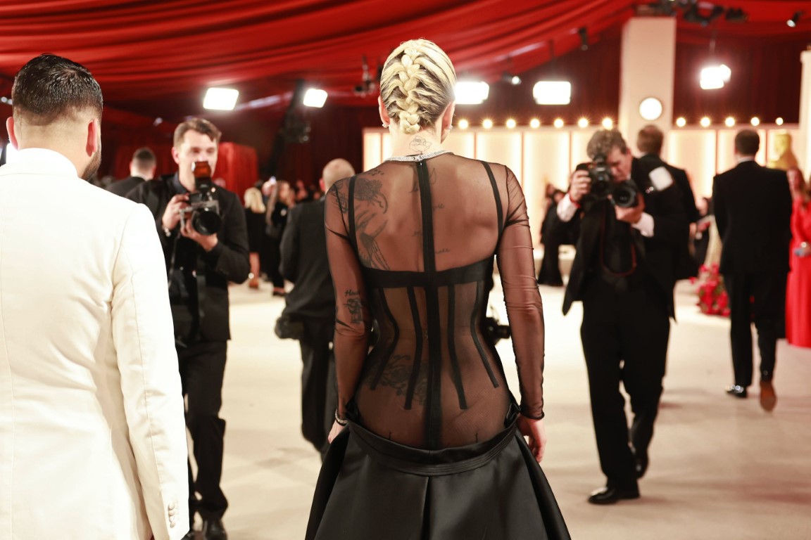 Lady Gaga sang trọng bất ngờ với váy Versace tại Oscar 2023 - 4