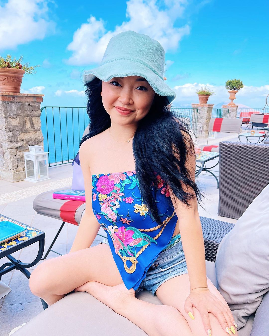 Lana Condor cũng nhanh chóng cập nhật những xu hướng thời trang đang được nhiều người lăng xê.