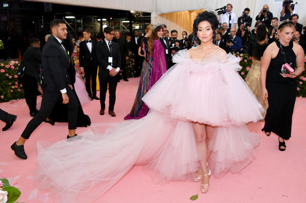 Xuất hiện tại Met Gala,&nbsp;Lana Condor diện thiết kế váy xòe màu hồng pastel.