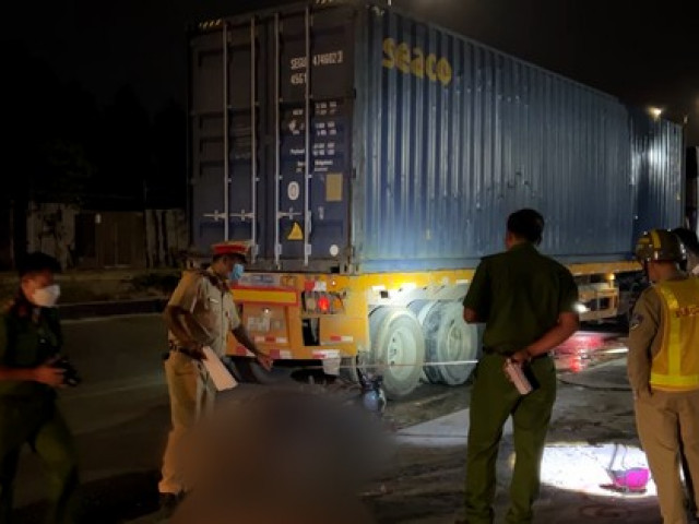 Tin tức trong ngày - Video: Chạy xe máy tông vào đuôi container, một thanh niên chết tại chỗ