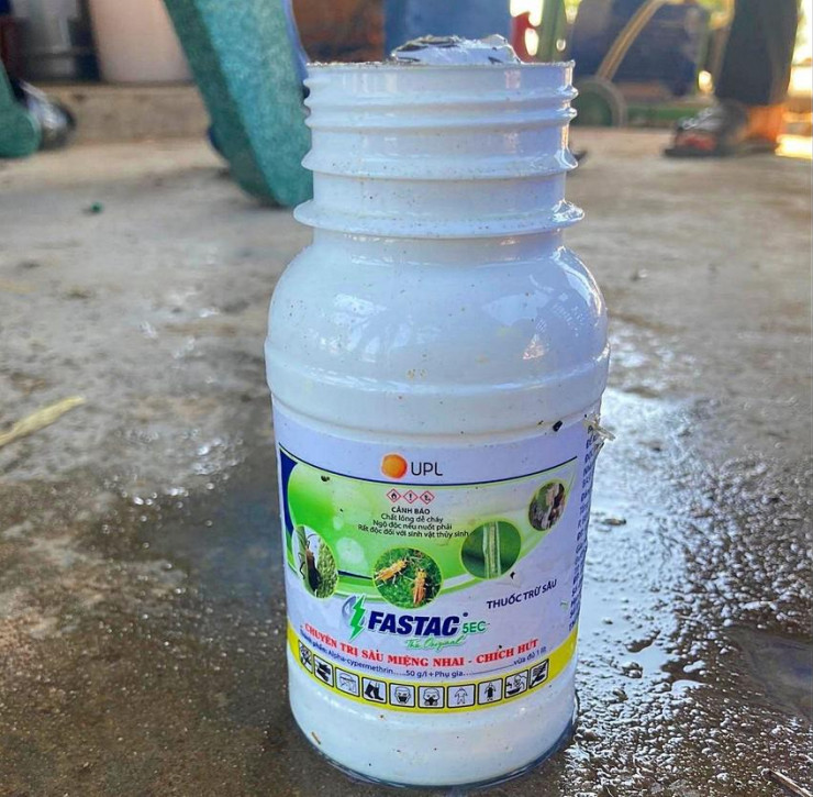 Vỏ thuốc trừ sâu vớt dưới hồ tôm.