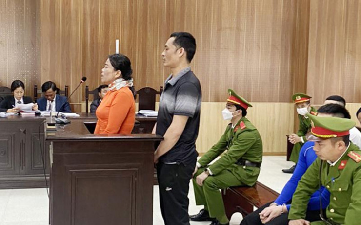 Bị cáo Đậu Thị Quyết và Lò Văn Êu tại phiên tòa.