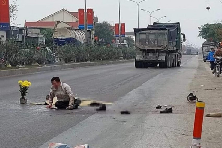 Hiện trường 2 vợ chồng bị tai nạn trên quốc lộ 1A (đoạn qua huyện Diễn Châu, Nghệ An), người vợ tử vong, chồng bị thương.