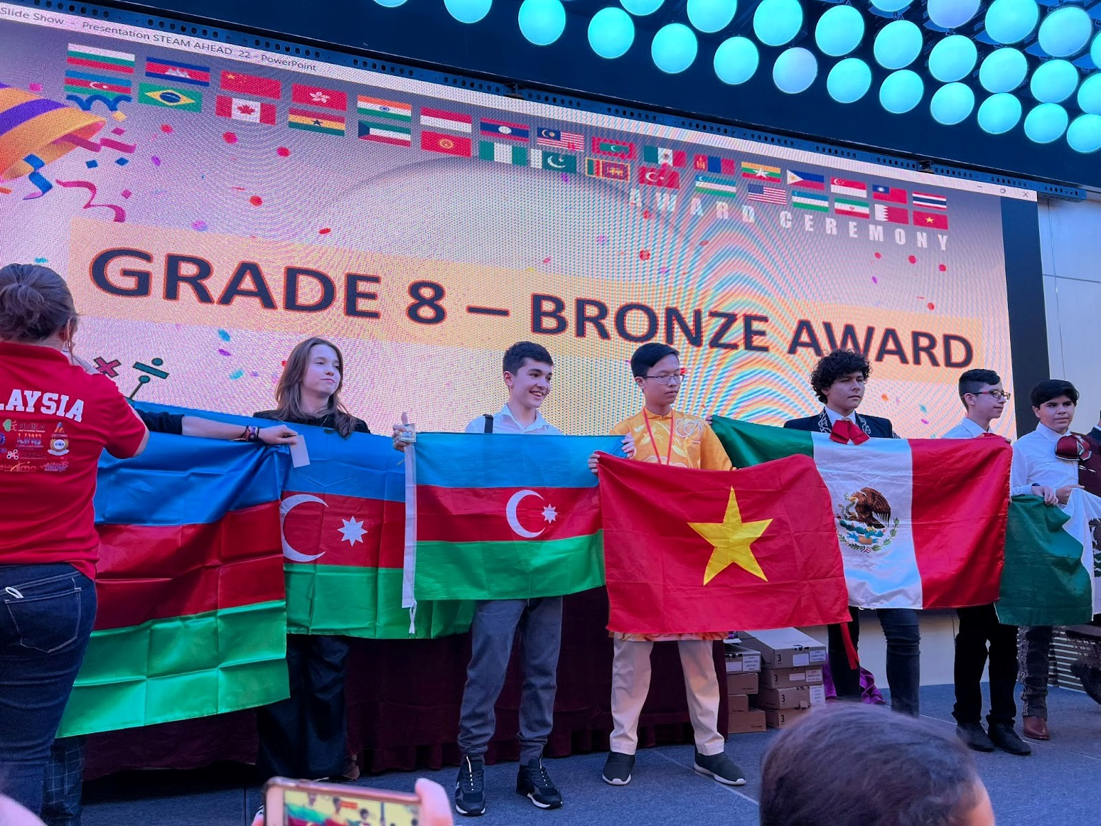 Nguyễn Tạ Đăng Khoa (ở giữa) nhận huy chương đồng tại kỳ thi IJMO 2022. Ảnh: NVCC