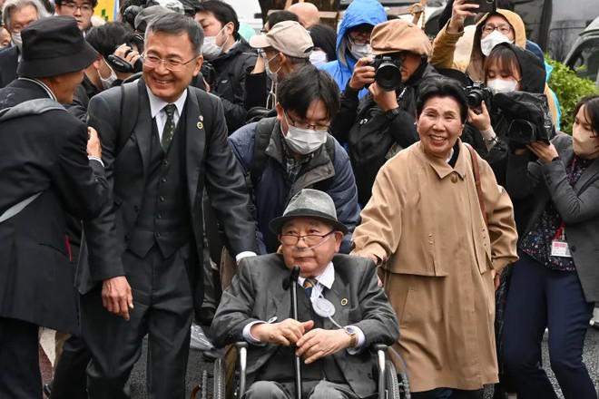 Ông Iwao Hakamada (ngồi xe lăn), được chị gái Hideko và người ủng hộ vây quanh khi đến tòa án ở Tokyo