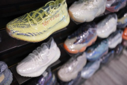 Cả núi giầy chất đống trong kho, Adidas chật vật giữa cơn khó