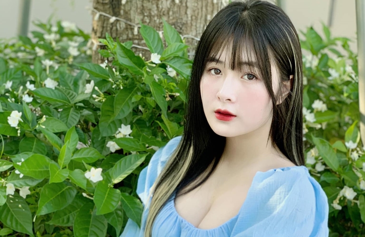 Nhờ vẻ ngoài xinh đẹp, Quỳnh Alee được mời làm&nbsp;người mẫu ảnh, quảng cáo sản phẩm.
