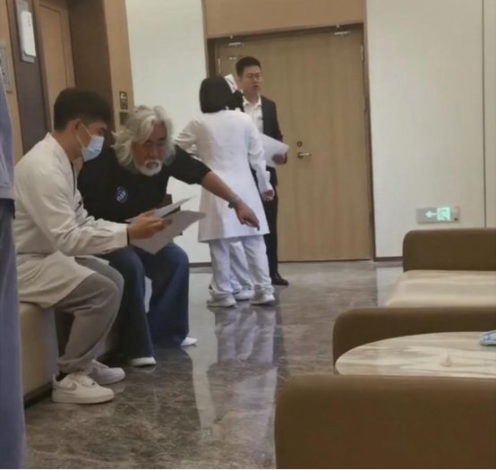 Lấy vợ kém 31 tuổi, ông trùm phim kiếm hiệp tiêm &#34;thuốc tiên&#34; để duy trì tuổi thọ - 1