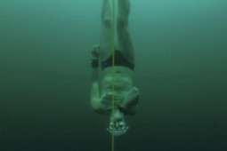 Thế giới - Hít một hơi rồi lặn sâu hơn 50m ở hồ băng, lên bờ miệng dính máu