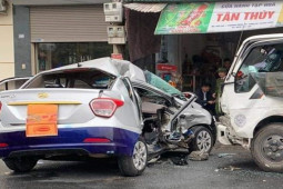 Tin tức trong ngày - Tai nạn liên hoàn giữa 3 ô tô, 2 người tử vong