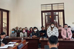 Phạt tù 2 phụ nữ thay nhau hành hạ bé gái hơn 1 tuổi